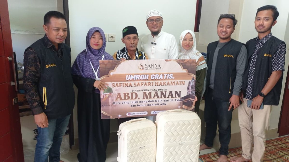 Direktur utama PT Safina Safari Haramain, H. Ahmad Zaki Attamimi (Baju putih) saat menyerahkan secara simbolis umroh gratis kepada Bapak. Abd. Manan. Foto (Doc.Istimewa)
