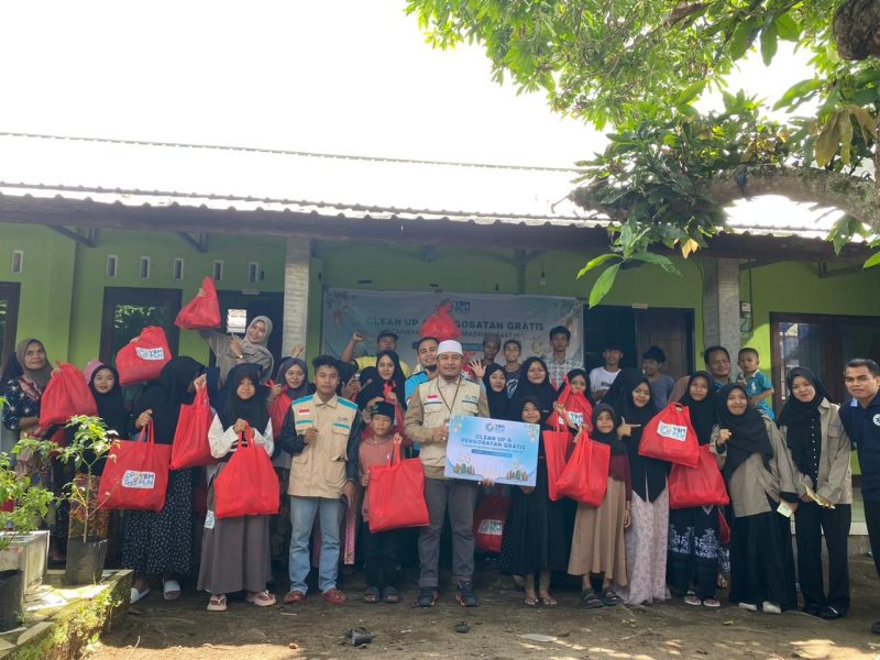 PT PLN (Persero) Unit Induk Wilayah Nusa Tenggara Barat (UIW NTB) mendukung pelaksanaan program Clean Up dan Pengobatan Gratis yang digelar oleh Yayasan Baitul Maal (YBM) PLN bagi santri dhuafa di wilayah Kopang, Lombok Tengah. Selasa (26/02/2026). Foto (PLN NTB).