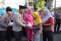 Kapolda NTB Irjen Pol. Edy Murbowo, S.I.K., M.Si. bersama para Pejabat Utama Polda NTB, turun langsung membagikan takjil kepada masyarakat yang melintas di depan Mako Polda NTB, Senin (9/3/2026). Foto (Doc.Humas)