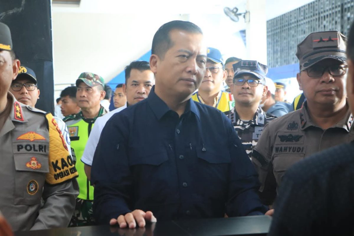 Gubernur Nusa Tenggara Barat, H. Lalu Muhamad Iqbal, bersama jajaran Forum Koordinasi Pimpinan Daerah (Forkopimda) meninjau Posko Angkutan Lebaran serta aktivitas keberangkatan penumpang di Terminal 