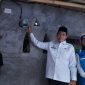 General Manager PLN UIW NTB, Sri Heny Purwanti bersama Wakil Bupati Lombok Tengah, H. M. Nursiah secara melakukan Penyalaan Serentak Light Up The Dream (LUTD) Berkah Ramadhan di Dusun Berambang Lauk, Desa Labulia, Lombok Tengah. Foto (PLN NTB)
