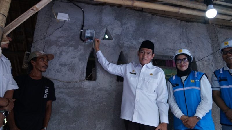 General Manager PLN UIW NTB, Sri Heny Purwanti bersama Wakil Bupati Lombok Tengah, H. M. Nursiah secara melakukan Penyalaan Serentak Light Up The Dream (LUTD) Berkah Ramadhan di Dusun Berambang Lauk, Desa Labulia, Lombok Tengah. Foto (PLN NTB)