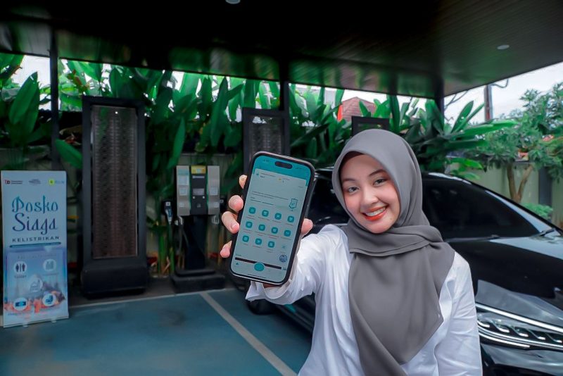 Dinda, warga Mataram pengguna Kendaraan Mobil listrik saat berada di SPKLU PLN. Foto (Doc. PLN NTB)