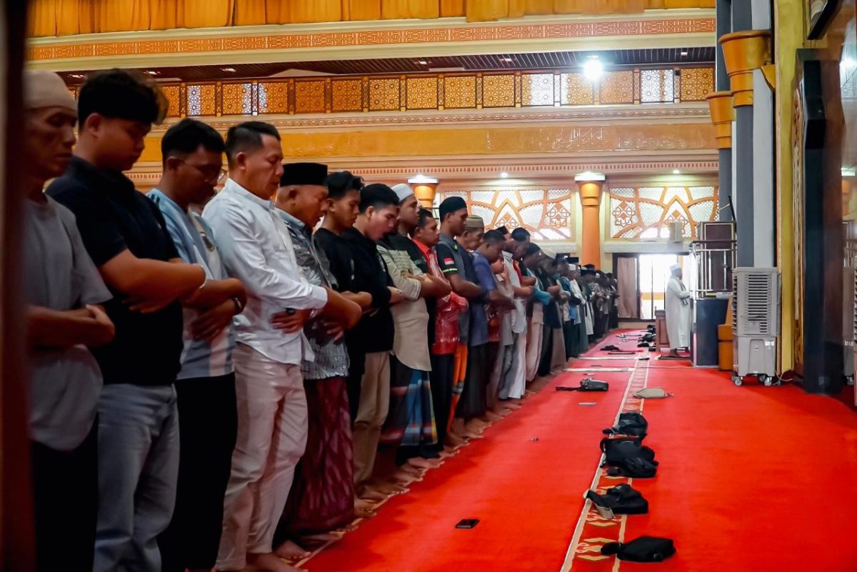 Sholat Berjamaah di Masjid raya Hubbul Wathan, ismaic Center NTB. Foto (PLN UIW NTB).