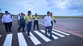 Gubernur NTB Lalu Muhamad Iqbal saat meninjau Bandara Amman Mineral di Desa Kiantar, Kabupaten Sumbawa, Jumat (13/3/2026). 
