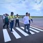 Gubernur NTB Lalu Muhamad Iqbal saat meninjau Bandara Amman Mineral di Desa Kiantar, Kabupaten Sumbawa, Jumat (13/3/2026). 