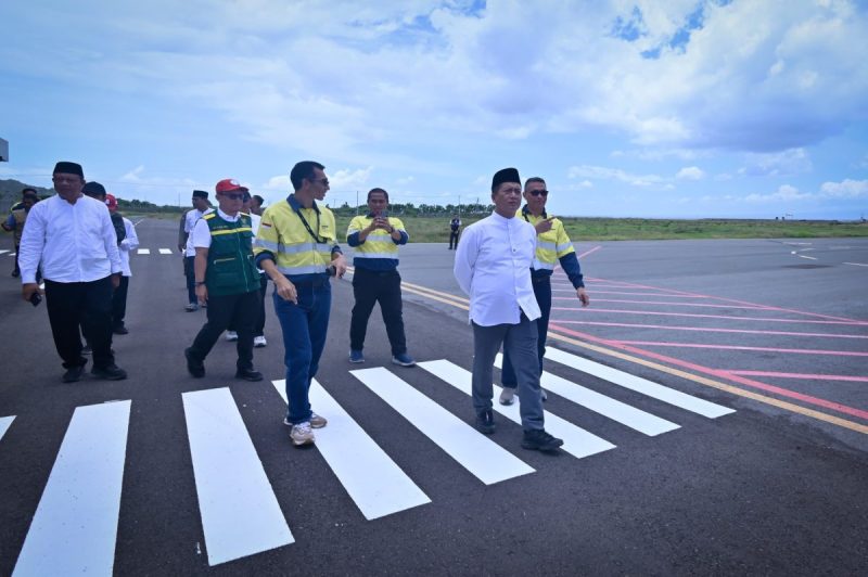 Gubernur NTB Lalu Muhamad Iqbal saat meninjau Bandara Amman Mineral di Desa Kiantar, Kabupaten Sumbawa, Jumat (13/3/2026). 