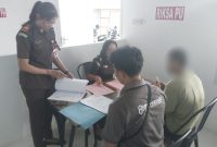 Tersangka SR, kasus tindak pidana pertolongan jahat (penadahan) bersama barang bukti diserahkan penyidik Unit Ranmor Satreskrim Polresta Mataram ke Kejaksaan Negeri Mataram, Selasa (07/04/2026).
