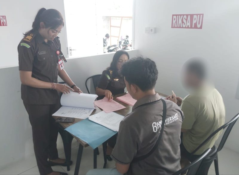 Tersangka SR, kasus tindak pidana pertolongan jahat (penadahan) bersama barang bukti diserahkan penyidik Unit Ranmor Satreskrim Polresta Mataram ke Kejaksaan Negeri Mataram, Selasa (07/04/2026).