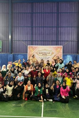Emak-emak di Kediri Lombok Barat Ikut Badminton pake kebayak, ramaikan turnamen Badminton Kartini Cup 2026
