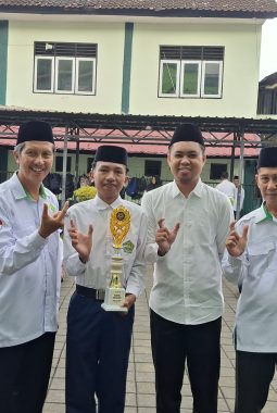 Paskib MTsN 2 Lobar Borong 5 Piala di SMAN 7 Mataram, Kepsek: Disiplin Tidak Menghianati Hasil