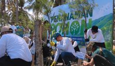 PT PLN Energi Primer Indonesia (PLN EPI) menanam 2.500 pohon cemara udang di kawasan Pantai Induk Lombok, Jeranjang, Lombok Barat, Nusa Tenggara Barat, melalui kegiatan bertajuk MenEPI untuk Bumi 2026 yang digelar dalam rangka memperingati Hari Keanekaragaman Hayati. Foto (SAHAYA)