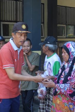 MTs Negeri 2 Lombok Barat Bagikan 60 Bungkus Daging Qurban kepada Masyarakat