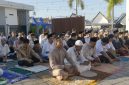 Warga Perumahan Melanesia (PM) khidmat saat mendengarkan Khutbah Shalat Idul Adha. Foto (Doc.Panitia PM)