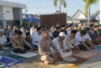 Warga Perumahan Melanesia (PM) khidmat saat mendengarkan Khutbah Shalat Idul Adha. Foto (Doc.Panitia PM)
