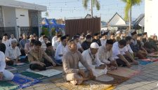 Warga Perumahan Melanesia (PM) khidmat saat mendengarkan Khutbah Shalat Idul Adha. Foto (Doc.Panitia PM)