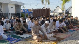 Warga Perumahan Melanesia (PM) khidmat saat mendengarkan Khutbah Shalat Idul Adha. Foto (Doc.Panitia PM)