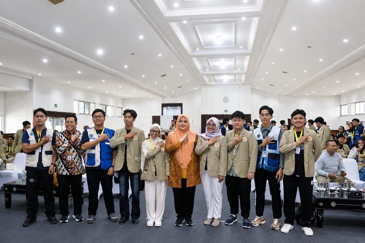Wakil Gubernur NTB, Hj. Indah Dhamayanti Putri, SE., M.IP., bersama mahasiswa KKN Universitas Gadjah Mada (UGM). Foto (Doc.Ist)