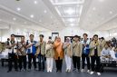 Wakil Gubernur NTB, Hj. Indah Dhamayanti Putri, SE., M.IP., bersama mahasiswa KKN Universitas Gadjah Mada (UGM). Foto (Doc.Ist)