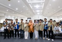 Wakil Gubernur NTB, Hj. Indah Dhamayanti Putri, SE., M.IP., bersama mahasiswa KKN Universitas Gadjah Mada (UGM). Foto (Doc.Ist)
