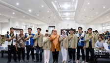 Wakil Gubernur NTB, Hj. Indah Dhamayanti Putri, SE., M.IP., bersama mahasiswa KKN Universitas Gadjah Mada (UGM). Foto (Doc.Ist)
