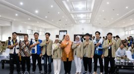 Wakil Gubernur NTB, Hj. Indah Dhamayanti Putri, SE., M.IP., bersama mahasiswa KKN Universitas Gadjah Mada (UGM). Foto (Doc.Ist)