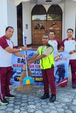 Ditpolairud Polda NTB Gelar Bersih-Bersih Tempat Ibadah dan Berikan Bantuan Alat Keberaihan di Hari Bhayangkara ke-80