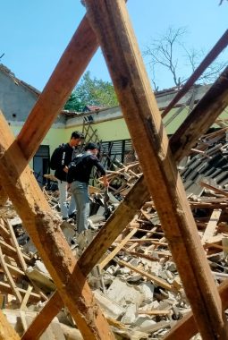 Ruang Guru SMAN 1 Lingsar Roboh, Polisi Pasang Garis Pengaman di Tiga Gedung