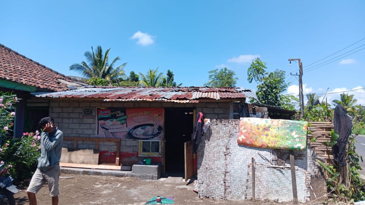 Rumah salah seorang penerim manfaat, Lalu Darwan yang berada di Dusun Inen Selao, Desa Rarang Kecamatan Terara, Kabupaten Lombok Timur. Foto (Dedi Suhadi/GONTB).