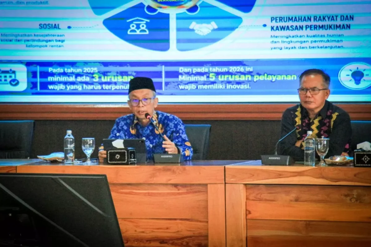 Sekretaris Daerah Provinsi NTB, Abul Chair (kiri) bersama Kepala Badan Riset dan Inovasi Daerah (BRIDA) Provinsi NTB, I Gede Putu Aryadi, saat membuka Rapat Koordinasi Persiapan Pengukuran dan Penilaian Indeks Inovasi Daerah serta Innovative Government Award (IGA) Tahun 2026 di Ruang Rapat Tambora Kantor Gubernur NTB, Kamis (11/6/2026). Foto (Kominfotik NTB)