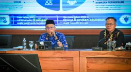 Sekretaris Daerah Provinsi NTB, Abul Chair (kiri) bersama Kepala Badan Riset dan Inovasi Daerah (BRIDA) Provinsi NTB, I Gede Putu Aryadi, saat membuka Rapat Koordinasi Persiapan Pengukuran dan Penilaian Indeks Inovasi Daerah serta Innovative Government Award (IGA) Tahun 2026 di Ruang Rapat Tambora Kantor Gubernur NTB, Kamis (11/6/2026). Foto (Kominfotik NTB)