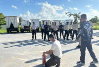 Instruktur Pemadam Kebakaran Pangkalpinang memberikan demonstrasi penggunaan APAR kepada personel Satpam PLN UPK Bangka Belitung pada kegiatan refreshment keselamatan kerja di Pangkalpinang. Kegiatan ini menjadi bagian dari upaya PLN memperkuat budaya Keselamatan dan Kesehatan Kerja (K3) guna menjaga keselamatan pekerja, aset perusahaan, dan keandalan operasional pembangkit.