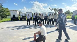 Instruktur Pemadam Kebakaran Pangkalpinang memberikan demonstrasi penggunaan APAR kepada personel Satpam PLN UPK Bangka Belitung pada kegiatan refreshment keselamatan kerja di Pangkalpinang. Kegiatan ini menjadi bagian dari upaya PLN memperkuat budaya Keselamatan dan Kesehatan Kerja (K3) guna menjaga keselamatan pekerja, aset perusahaan, dan keandalan operasional pembangkit.