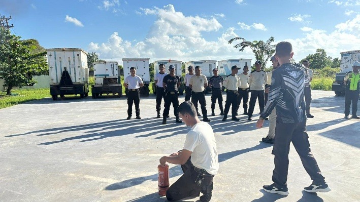 Instruktur Pemadam Kebakaran Pangkalpinang memberikan demonstrasi penggunaan APAR kepada personel Satpam PLN UPK Bangka Belitung pada kegiatan refreshment keselamatan kerja di Pangkalpinang. Kegiatan ini menjadi bagian dari upaya PLN memperkuat budaya Keselamatan dan Kesehatan Kerja (K3) guna menjaga keselamatan pekerja, aset perusahaan, dan keandalan operasional pembangkit.