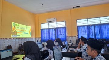 Suasana belajar di ruang Komputer Sekolah MTs Negeri 2 Lombok Barat.