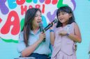  Direktur Jenderal Komunikasi Publik dan Media Kementerian Komunikasi dan Digital (Kemkomdigi), Fifi Aleyda Yahya (kiri), dalam Kumparan Mom Festival Hari Anak 2026 di Taman AnggrekGelora Bung Karno, Taman Kota GBK, Sabtu (25/7/2026).(Foto: InfoPublik/Agus Siswanto)