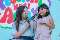  Direktur Jenderal Komunikasi Publik dan Media Kementerian Komunikasi dan Digital (Kemkomdigi), Fifi Aleyda Yahya (kiri), dalam Kumparan Mom Festival Hari Anak 2026 di Taman AnggrekGelora Bung Karno, Taman Kota GBK, Sabtu (25/7/2026).(Foto: InfoPublik/Agus Siswanto)