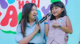  Direktur Jenderal Komunikasi Publik dan Media Kementerian Komunikasi dan Digital (Kemkomdigi), Fifi Aleyda Yahya (kiri), dalam Kumparan Mom Festival Hari Anak 2026 di Taman AnggrekGelora Bung Karno, Taman Kota GBK, Sabtu (25/7/2026).(Foto: InfoPublik/Agus Siswanto)