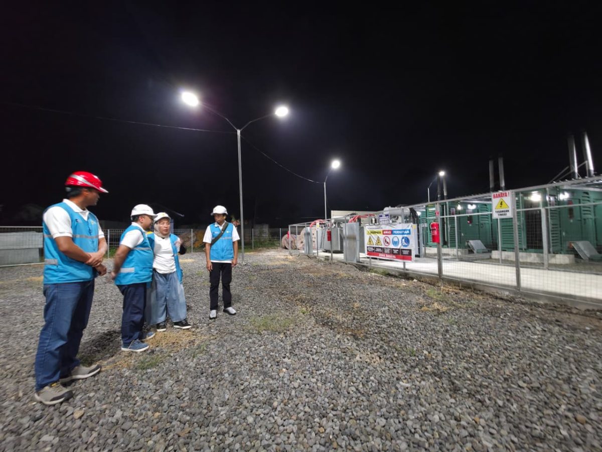 General Manager PLN Unit Induk Pembangkitan Dwipantara Rita Triani (dua dari kanan) bersama Manager PLN Unit Pelaksana Pembangkitan Lombok Doddy Rizqi (kanan), Manager Pembangkit Listrik Tenaga Diesel (PLTD) Paokmotong (dua dari kiri) saat mengecek mesin pembangkit listrik di PLTD Paokmotong. Foto (Doc. PLN)