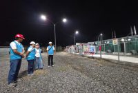 General Manager PLN Unit Induk Pembangkitan Dwipantara Rita Triani (dua dari kanan) bersama Manager PLN Unit Pelaksana Pembangkitan Lombok Doddy Rizqi (kanan), Manager Pembangkit Listrik Tenaga Diesel (PLTD) Paokmotong (dua dari kiri) saat mengecek mesin pembangkit listrik di PLTD Paokmotong. Foto (Doc. PLN)