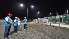 General Manager PLN Unit Induk Pembangkitan Dwipantara Rita Triani (dua dari kanan) bersama Manager PLN Unit Pelaksana Pembangkitan Lombok Doddy Rizqi (kanan), Manager Pembangkit Listrik Tenaga Diesel (PLTD) Paokmotong (dua dari kiri) saat mengecek mesin pembangkit listrik di PLTD Paokmotong. Foto (Doc. PLN)