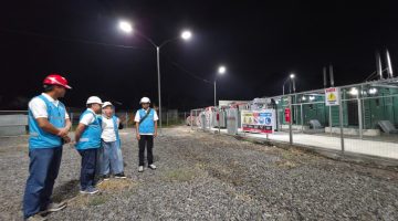 General Manager PLN Unit Induk Pembangkitan Dwipantara Rita Triani (dua dari kanan) bersama Manager PLN Unit Pelaksana Pembangkitan Lombok Doddy Rizqi (kanan), Manager Pembangkit Listrik Tenaga Diesel (PLTD) Paokmotong (dua dari kiri) saat mengecek mesin pembangkit listrik di PLTD Paokmotong. Foto (Doc. PLN)