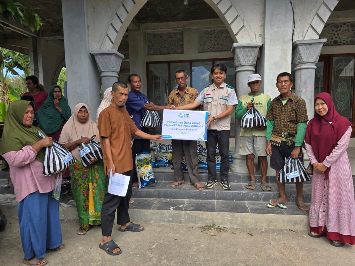 Ketua YBM PLN UPK Tambora, Agung Syukriadinata (empat dari kanan) menyerahkan bantuan kepada warga desa Batu Belek, Taliwang, Sumbawa Barat pada Rabu (8/7/2026).