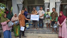 Ketua YBM PLN UPK Tambora, Agung Syukriadinata (empat dari kanan) menyerahkan bantuan kepada warga desa Batu Belek, Taliwang, Sumbawa Barat pada Rabu (8/7/2026).
