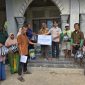 Ketua YBM PLN UPK Tambora, Agung Syukriadinata (empat dari kanan) menyerahkan bantuan kepada warga desa Batu Belek, Taliwang, Sumbawa Barat pada Rabu (8/7/2026).