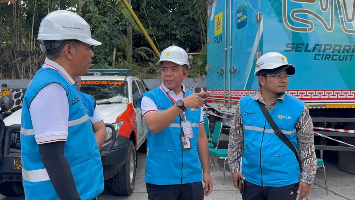General Manager PLN UIW NTB, Yondri Zulfadli (Tengah) didampingi Manager PLN UP3 Mataram, Hengky Purbo Lesmono (kanan) memantau langsung jalanya Peresmian Bendungan Meninting oleh Presiden RI, Prabowo Subianto di Kabupaten Lombok Barat, Jumat (10/7/2026). Foto (PLN UIW NTB)