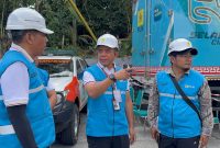 General Manager PLN UIW NTB, Yondri Zulfadli (Tengah) didampingi Manager PLN UP3 Mataram, Hengky Purbo Lesmono (kanan) memantau langsung jalanya Peresmian Bendungan Meninting oleh Presiden RI, Prabowo Subianto di Kabupaten Lombok Barat, Jumat (10/7/2026). Foto (PLN UIW NTB)