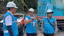 General Manager PLN UIW NTB, Yondri Zulfadli (Tengah) didampingi Manager PLN UP3 Mataram, Hengky Purbo Lesmono (kanan) memantau langsung jalanya Peresmian Bendungan Meninting oleh Presiden RI, Prabowo Subianto di Kabupaten Lombok Barat, Jumat (10/7/2026). Foto (PLN UIW NTB)