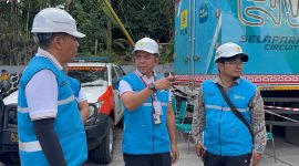 General Manager PLN UIW NTB, Yondri Zulfadli (Tengah) didampingi Manager PLN UP3 Mataram, Hengky Purbo Lesmono (kanan) memantau langsung jalanya Peresmian Bendungan Meninting oleh Presiden RI, Prabowo Subianto di Kabupaten Lombok Barat, Jumat (10/7/2026). Foto (PLN UIW NTB)