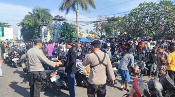 Pengamanan Hari Pasaran di Narmada, Pengendara Tanpa Helm SNI Ditegur